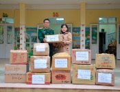 Đồng chí Hiệu trưởng Lò Thị Kim Thông trao quà quyên góp của nhà trường cho Bộ chỉ huy quân sự tỉnh