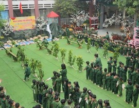 Các bé khối mẫu giáo tập làm các chiến sĩ nhân ngày 22/12